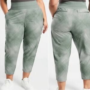 Athleta Nolita Slim Tapered Crop Pant Green Printed Size 14